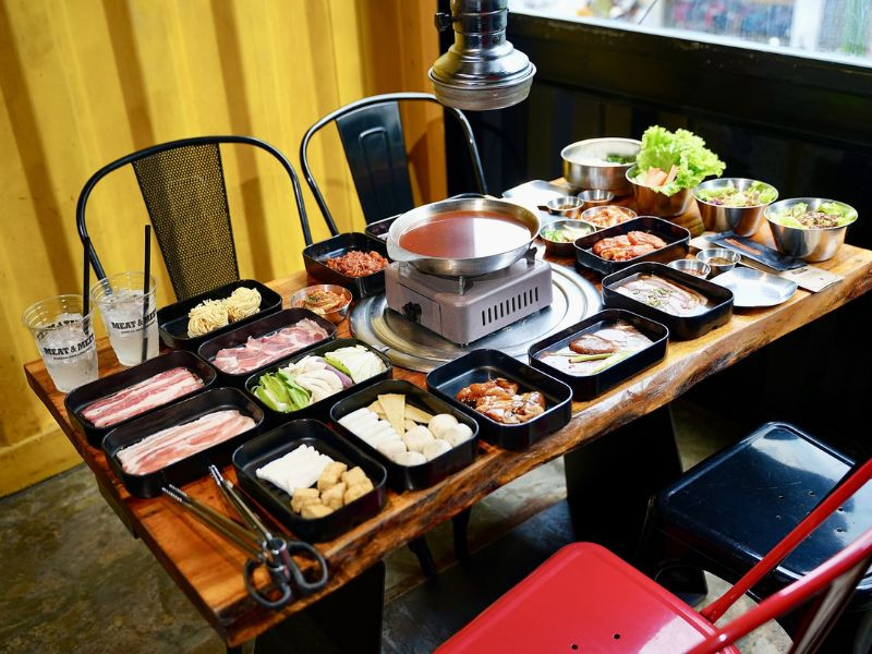Bàn ăn đầy ắp món ngon tại Meat &amp; Meet