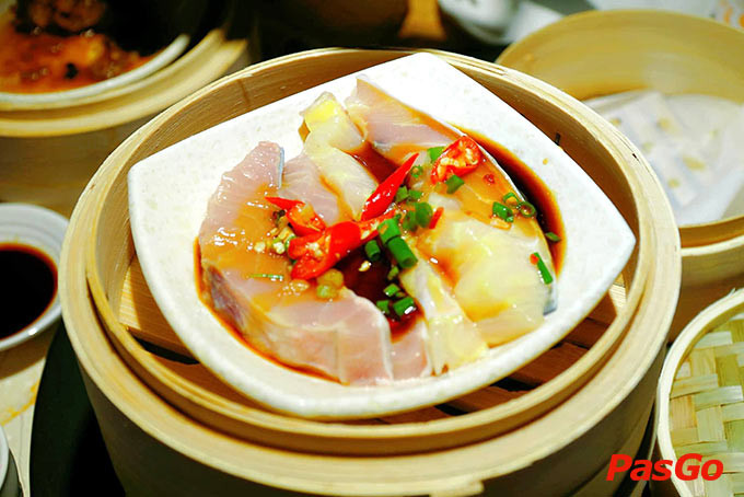 Bàn ăn tại Meiwei với các món hải sản tươi ngon