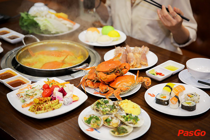 Bàn tiệc buffet hải sản hấp dẫn với các món cua sốt và đồ biển đa dạng