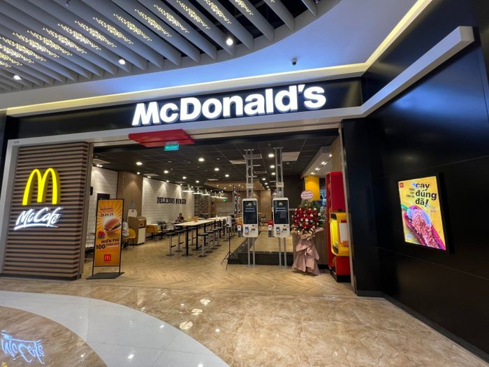 Bánh burger Big Mac nổi tiếng của McDonald's, lựa chọn thức ăn nhanh phổ biến tại Vincom Mega Mall Smart City