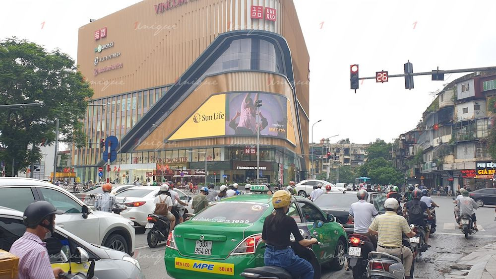 Bảo hiểm Sun Life quảng bá thương hiệu trên màn hình LED Vincom Phạm Ngọc Thạch
