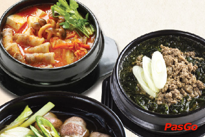 Bát canh kimchi truyền thống với đậu phụ và thịt tại Gogi House Vincom Thủ Đức