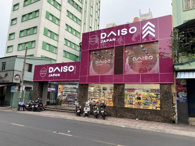 Bên ngoài một cửa hàng Daiso tại trung tâm thương mại