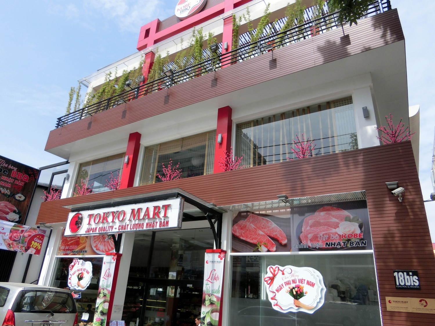 Bên ngoài một cửa hàng Tokyo Mart
