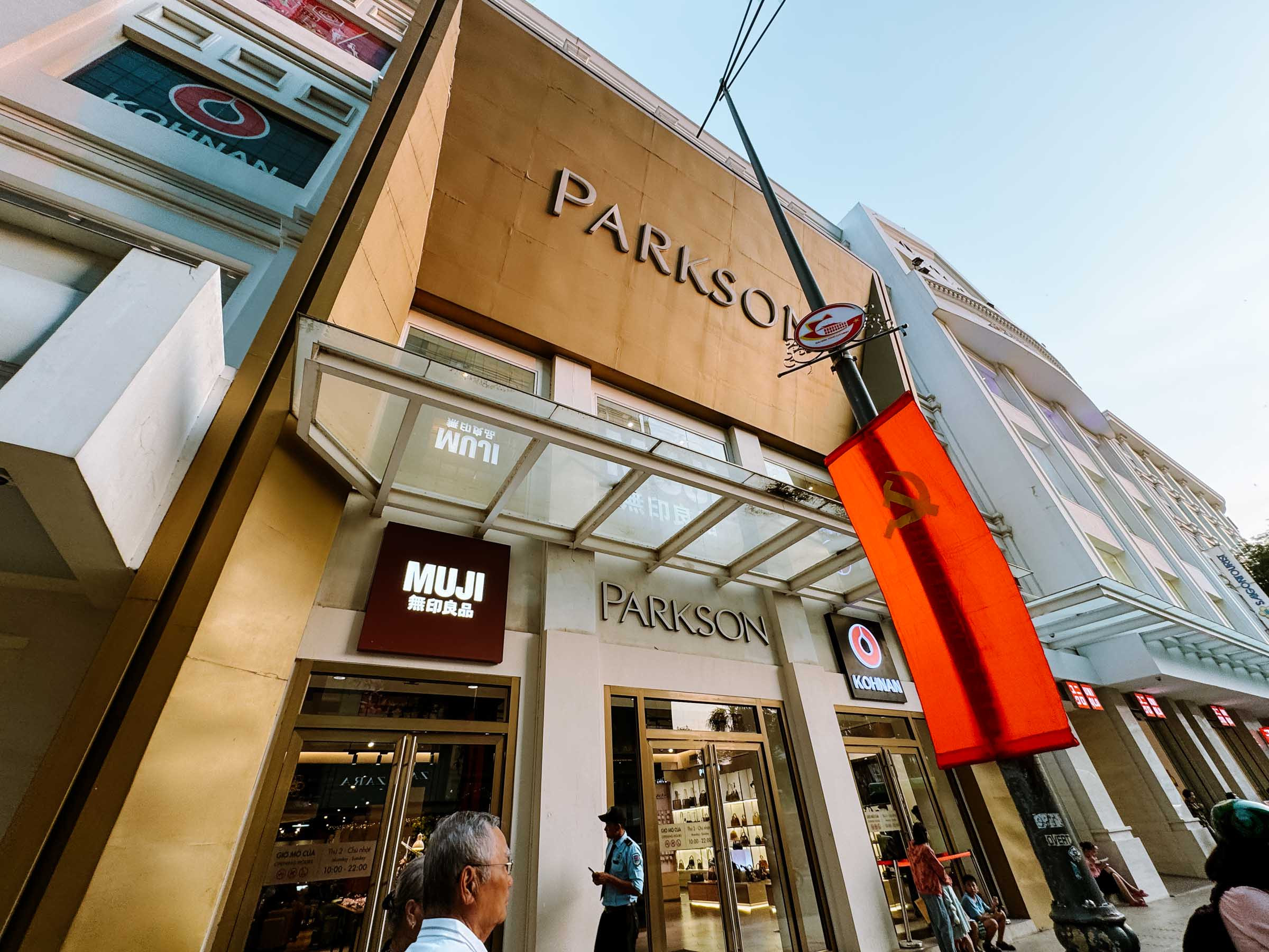Bên ngoài Parkson Plaza ở Thành phố Hồ Chí Minh