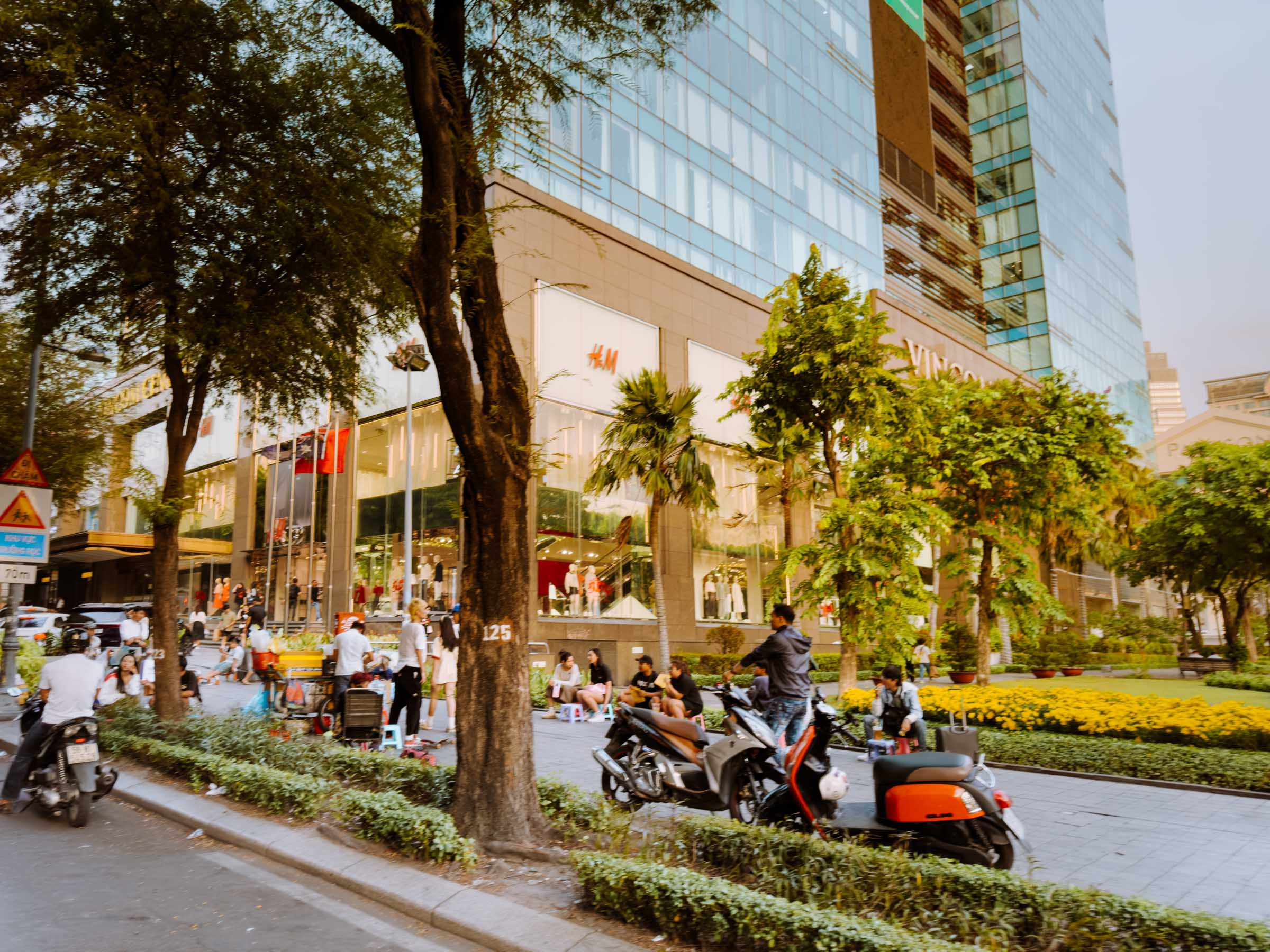 Bên ngoài Vincom Center tại Thành phố Hồ Chí Minh, nhìn từ đường phố