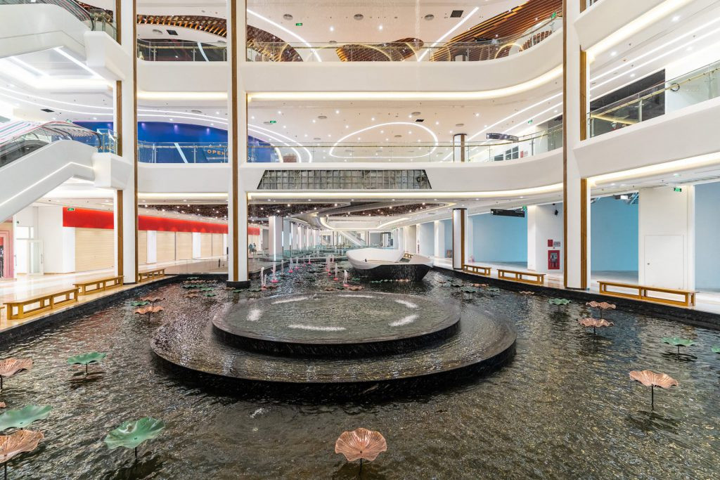 Bên trong trung tâm thương mại Vincom Mega Mall Smart City