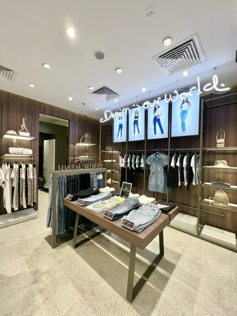 Biển hiệu Denim Destination nổi bật tại Guess Vincom Đồng Khởi