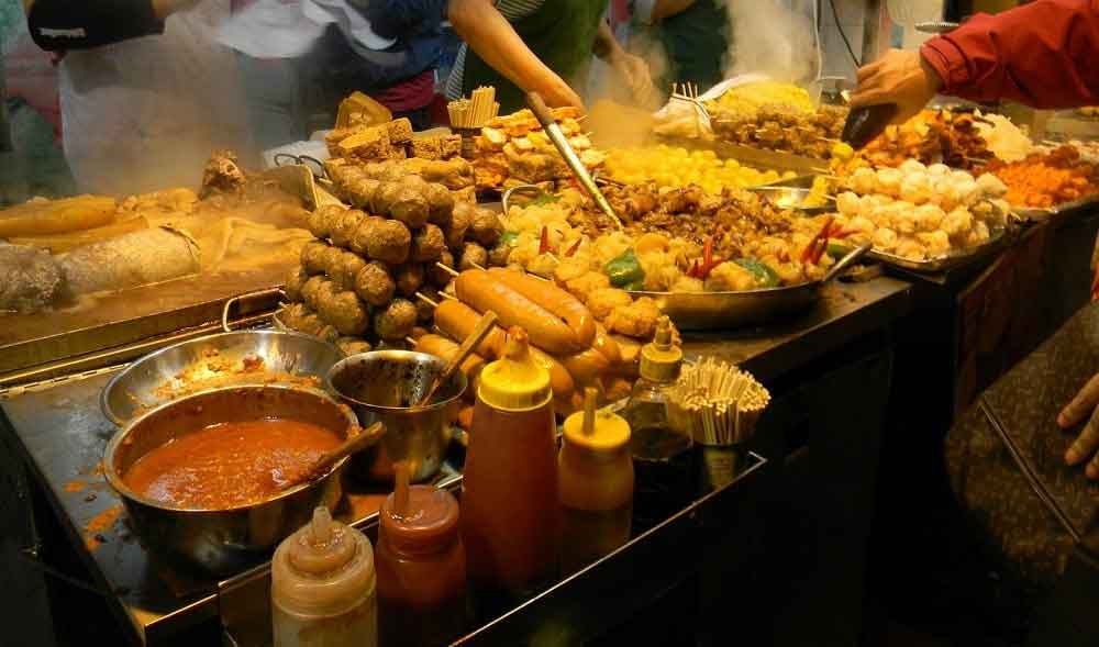 Bờ kè Thanh Đa là thiên đường của đồ ăn vặt