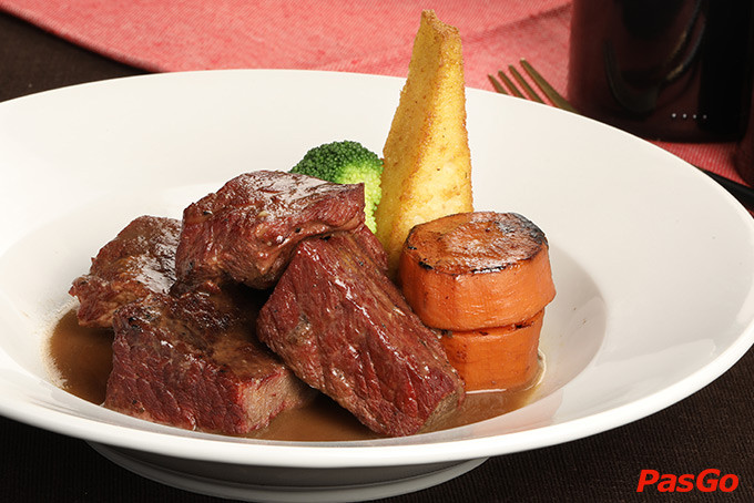 Bò nấu chậm sốt rượu vang đậm đà hương vị tại Le Monde Steak