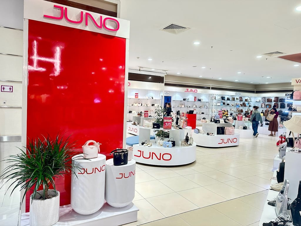 Bộ sưu tập giày dép nữ tại cửa hàng Juno