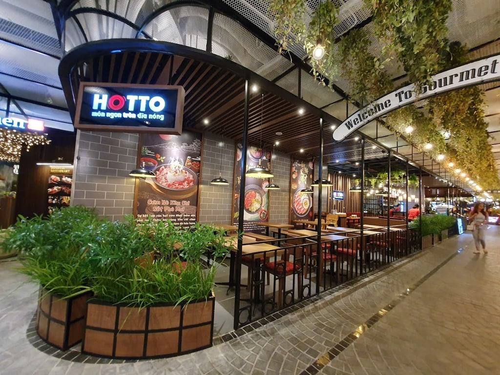 Bữa ăn nhanh hấp dẫn tại Lotteria trong trung tâm thương mại