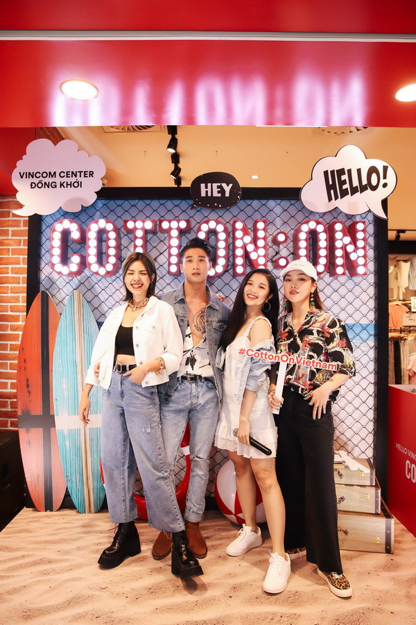 Ca sĩ Suni Hạ Linh biểu diễn tại lễ ra mắt Cotton On Vincom Đồng Khởi