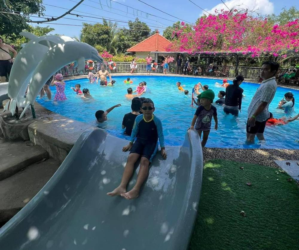 Các bé đang vui vẻ bơi lội và giải nhiệt mùa hè tại khu vui chơi Học Đường BBS, một khu vui chơi có hồ bơi ở Quận 2.