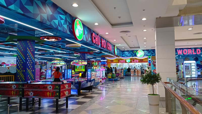Các gian hàng tại Vincom Plaza Cao Lãnh cực kỳ đa dạng, từ mua sắm, vui chơi, ẩm thực đến siêu thị