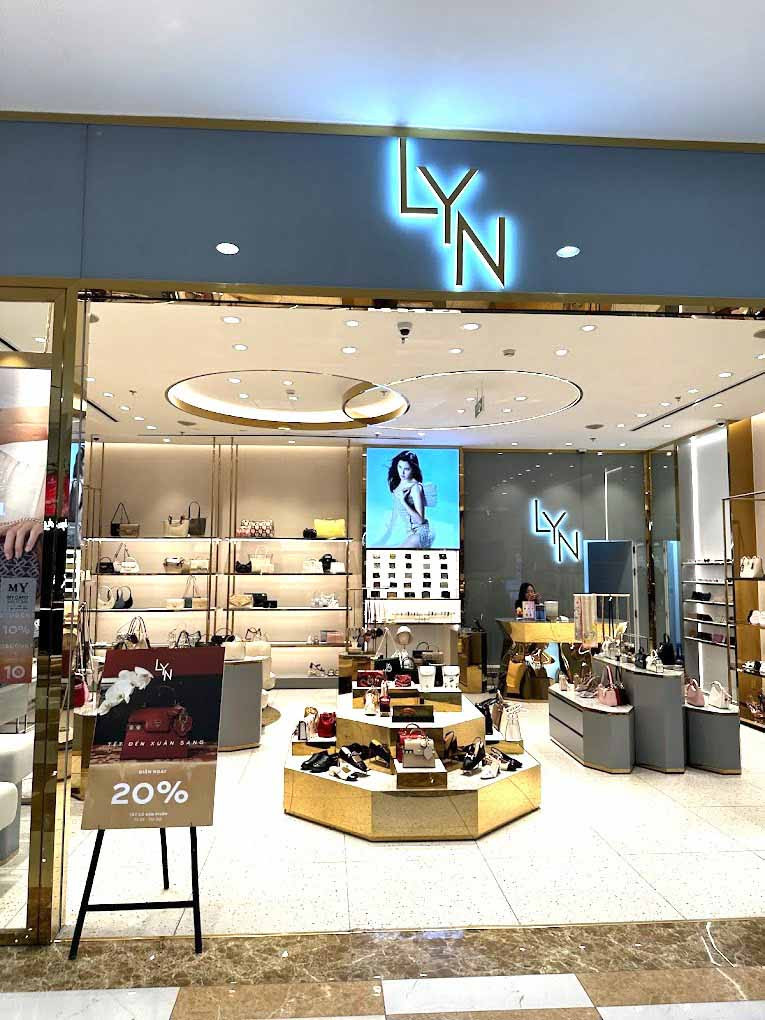 Các gian hàng thời trang và đồ gia dụng tại Vincom Plaza Đà Nẵng đa dạng sản phẩm