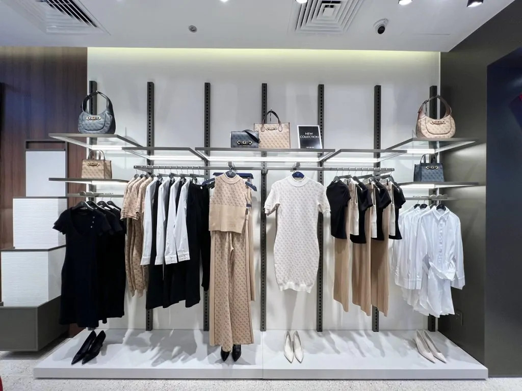 Các mẫu túi xách và phụ kiện thời trang Guess tại Vincom Đồng Khởi