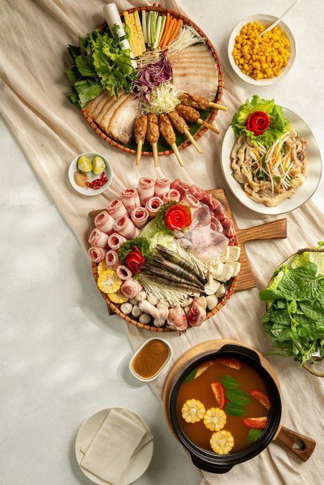 Các món cuốn tươi ngon và đa dạng tại Roll House, biểu tượng của ẩm thực Việt tại Vincom Mega Mall Smart City