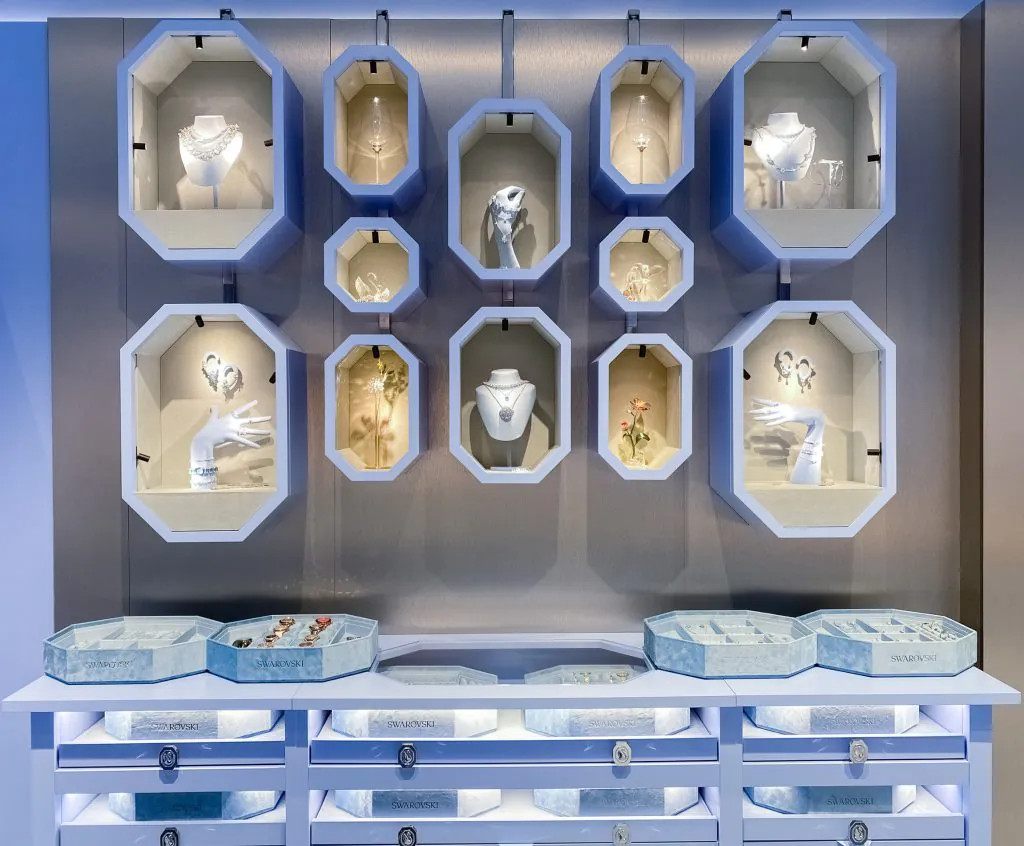 Các thiết kế trang sức pha lê Swarovski tinh xảo như nhẫn, dây chuyền, bông tai được trưng bày tại cửa hàng Vincom Đồng Khởi