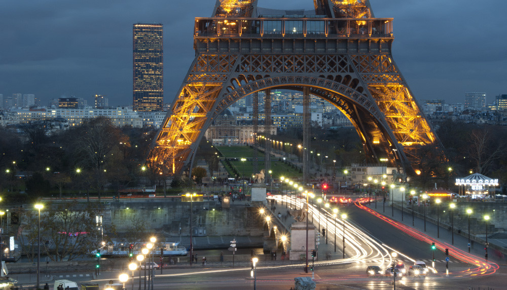 Cận cảnh cấu trúc sắt độc đáo của Tháp Eiffel về đêm.