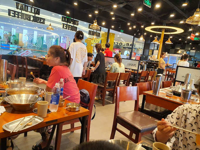 Chế biến món ăn tại bàn ở Dookki Vincom Phạm Ngọc Thạch