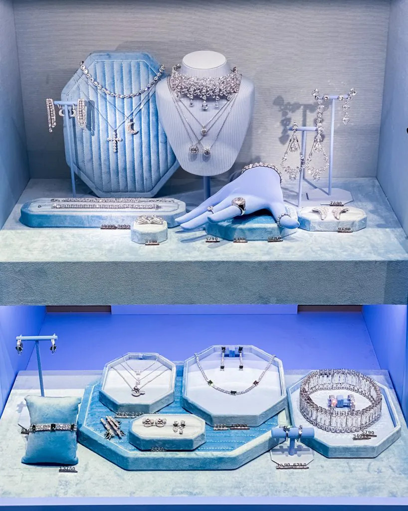 Chi tiết một mẫu dây chuyền thuộc bộ sưu tập mới của Swarovski, trưng bày tinh tế tại Vincom Đồng Khởi