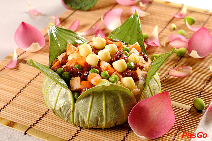 Cơm sen Huế chay tại nhà hàng Hue Delights, được trình bày hài hòa và đẹp mắt