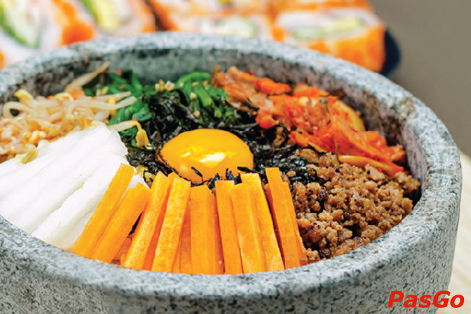 Cơm trộn bát đá nóng hổi tại GoGi House Phan Văn Trị