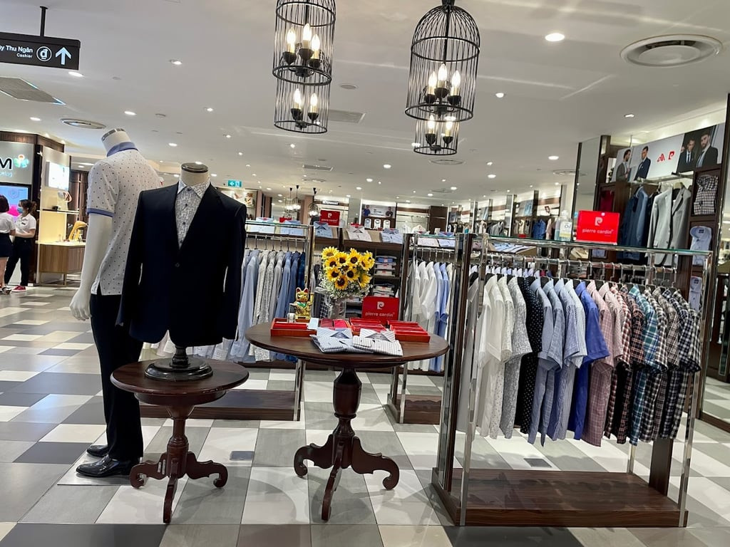 Cửa hàng An Phước với áo dài truyền thống tại Saigon Centre Mall