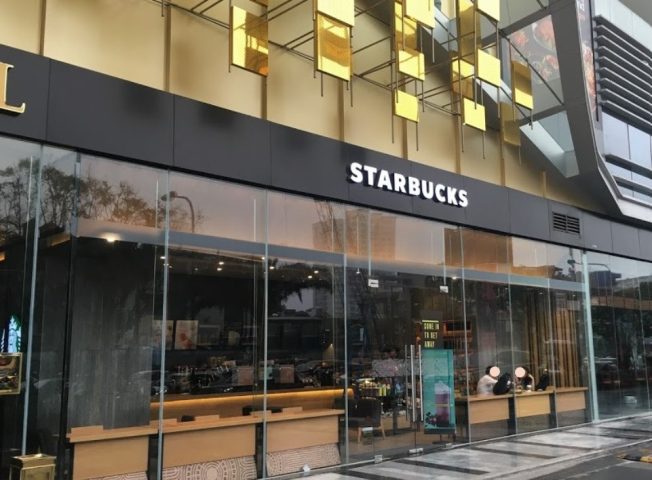Cửa hàng cà phê Starbucks tại Vincom Metropolis Liễu Giai, Ba Đình, Hà Nội.