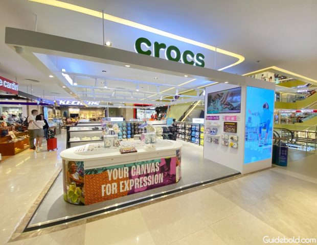Cửa hàng Crocs Vincom Trần Duy Hưng với biển hiệu nổi bật