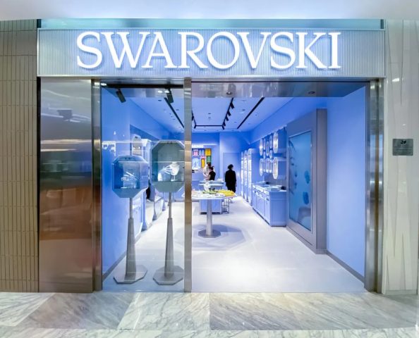 Cửa hàng Swarovski Vincom Đồng Khởi với thiết kế WonderLux xanh dương lộng lẫy, thu hút khách tham quan