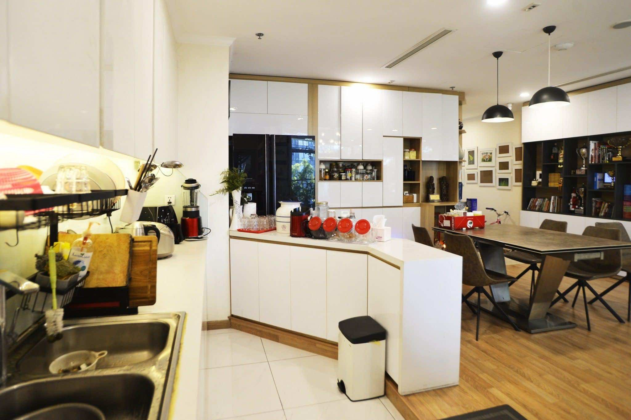 Đảo bếp tiện nghi và hiện đại trong căn hộ 4 phòng ngủ Landmark 6