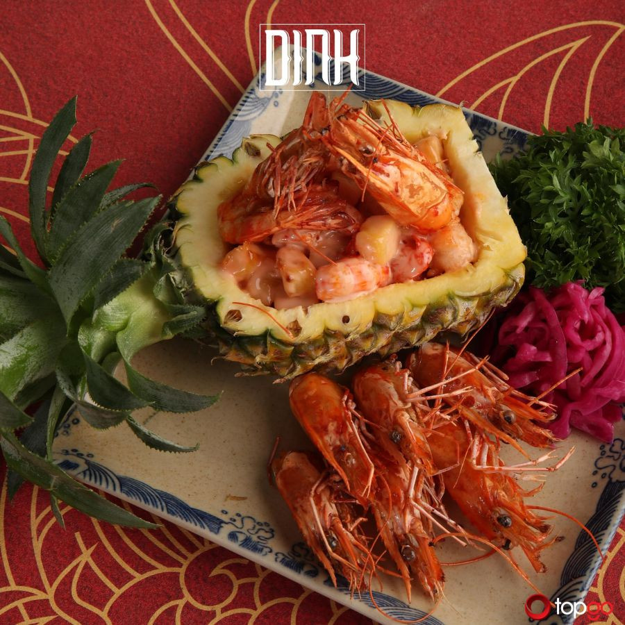 Đĩa món chính hấp dẫn với hải sản tươi ngon và rau củ, đặc trưng của Dinh Restaurant Landmark 72