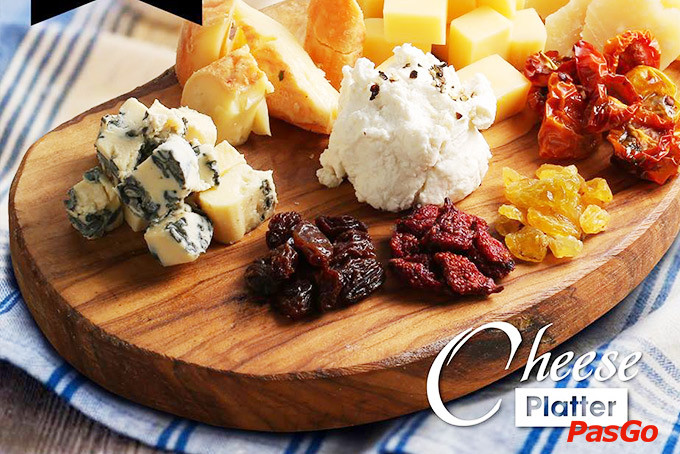 Đĩa phô mai và trái cây khô (Cheese Platter) được trình bày đẹp mắt tại Basta Hiro Vincom Center Đồng Khởi.