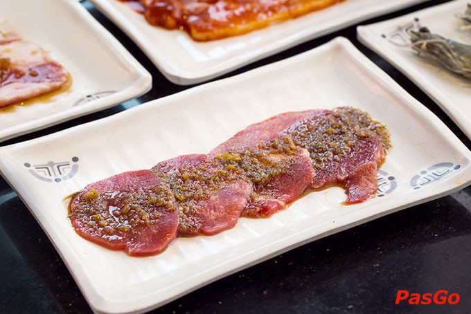 Đĩa thịt bò Mỹ tươi ngon chuẩn bị nướng tại King BBQ Vincom Đồng Khởi