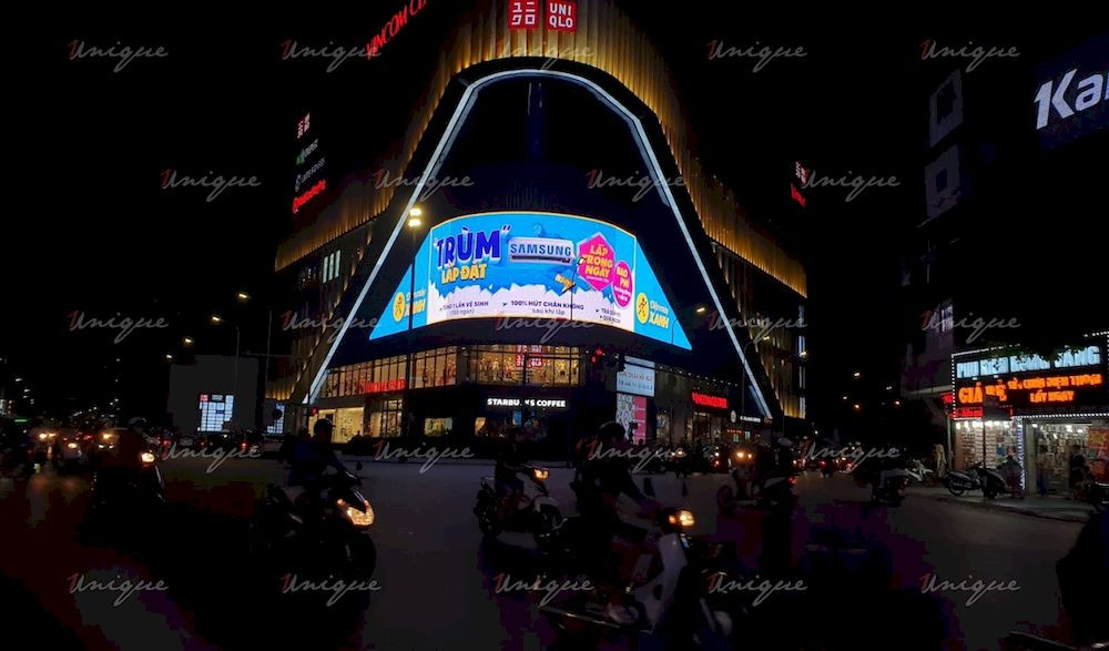 Điện Máy Xanh quảng bá dịch vụ trên màn hình LED Vincom Phạm Ngọc Thạch