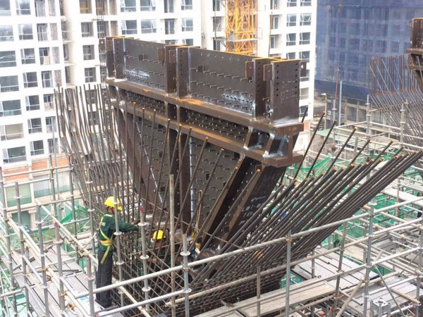 Định vị chính xác lõi thép trong cấu trúc chịu lực của Landmark 81 trước khi đổ bê tông.