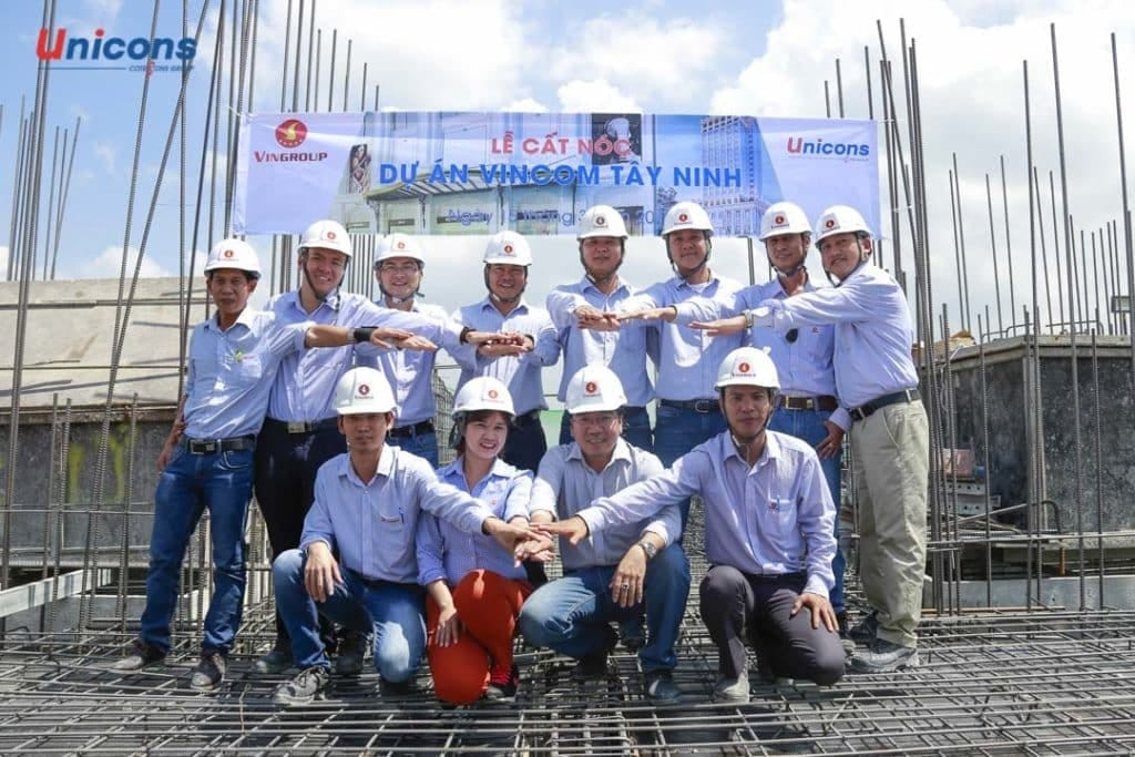 Đội ngũ Ban chỉ huy Unicons và Ban quản lý Vingroup chụp ảnh kỷ niệm tại lễ cất nóc dự án Vincom Tây Ninh