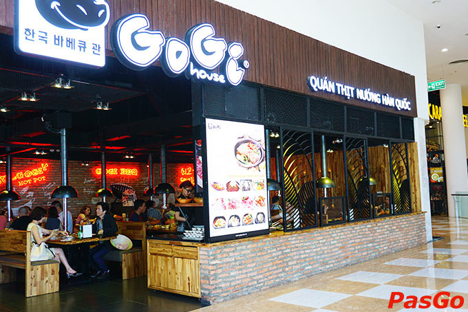 Đội ngũ nhân viên chuyên nghiệp tại nhà hàng GoGi Vincom Đà Nẵng