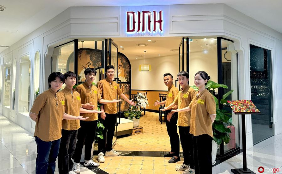 Đội ngũ nhân viên chuyên nghiệp và tận tâm phục vụ thực khách tại Dinh Restaurant Landmark 72 Hà Nội