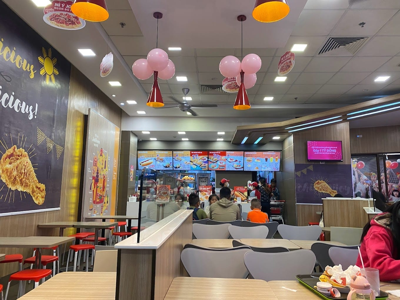 Đội ngũ nhân viên thân thiện tại Jollibee Đà Nẵng Vincom