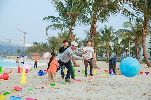 Gia đình vui chơi bên hồ nước mặn gần Vincom Mega Mall Ocean Park 1