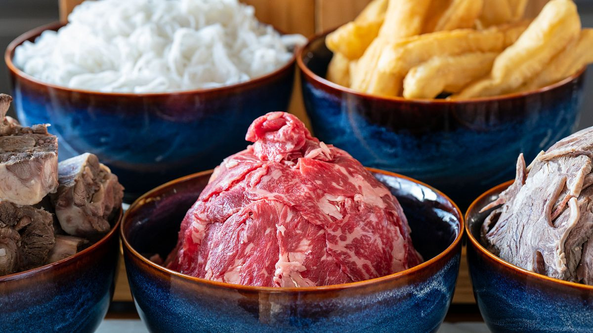 Góc cận cảnh bát phở bò Wagyu sang trọng với nước dùng trong vắt ở Landmark 81