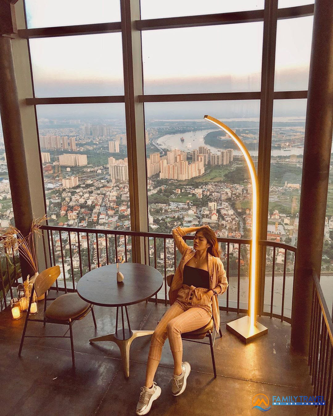 Góc nhìn cận cảnh dòng sông Sài Gòn từ quán cafe trên cao