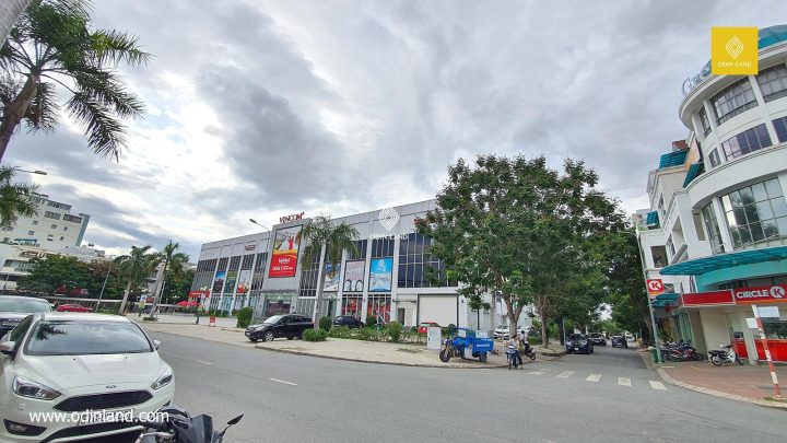 Góc nhìn từ đường lớn về Vincom Nam Long Quận 7 với giao thông tấp nập