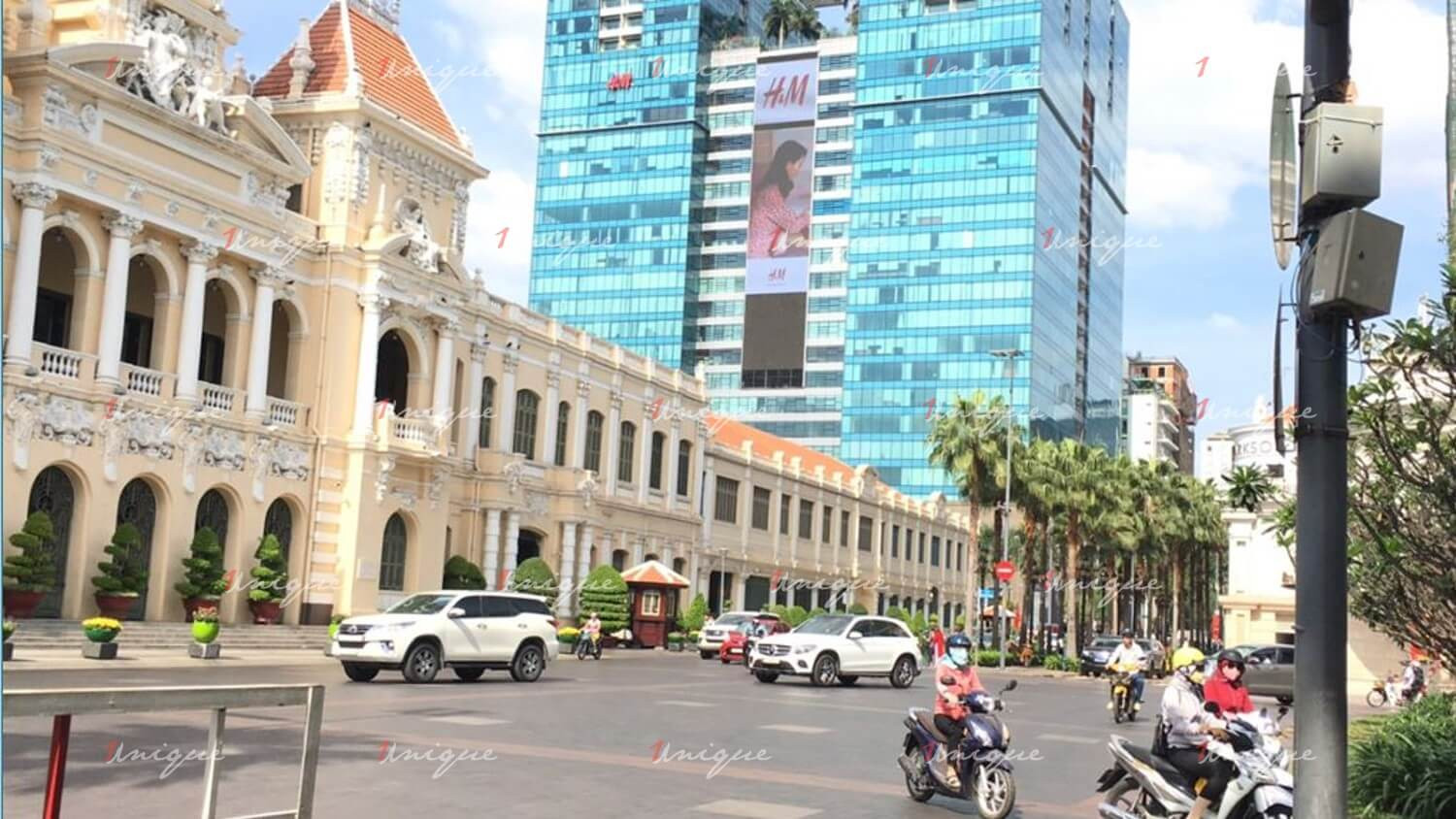 Góc nhìn từ xa màn hình LED quảng cáo tại Vincom Đồng Khởi