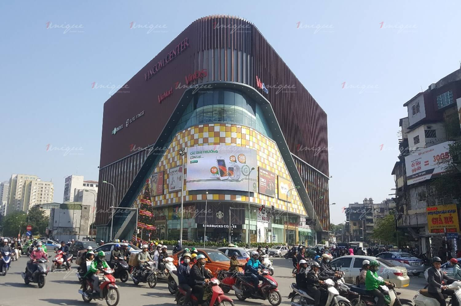 Grab Car quảng bá dịch vụ trên màn hình LED Vincom Phạm Ngọc Thạch