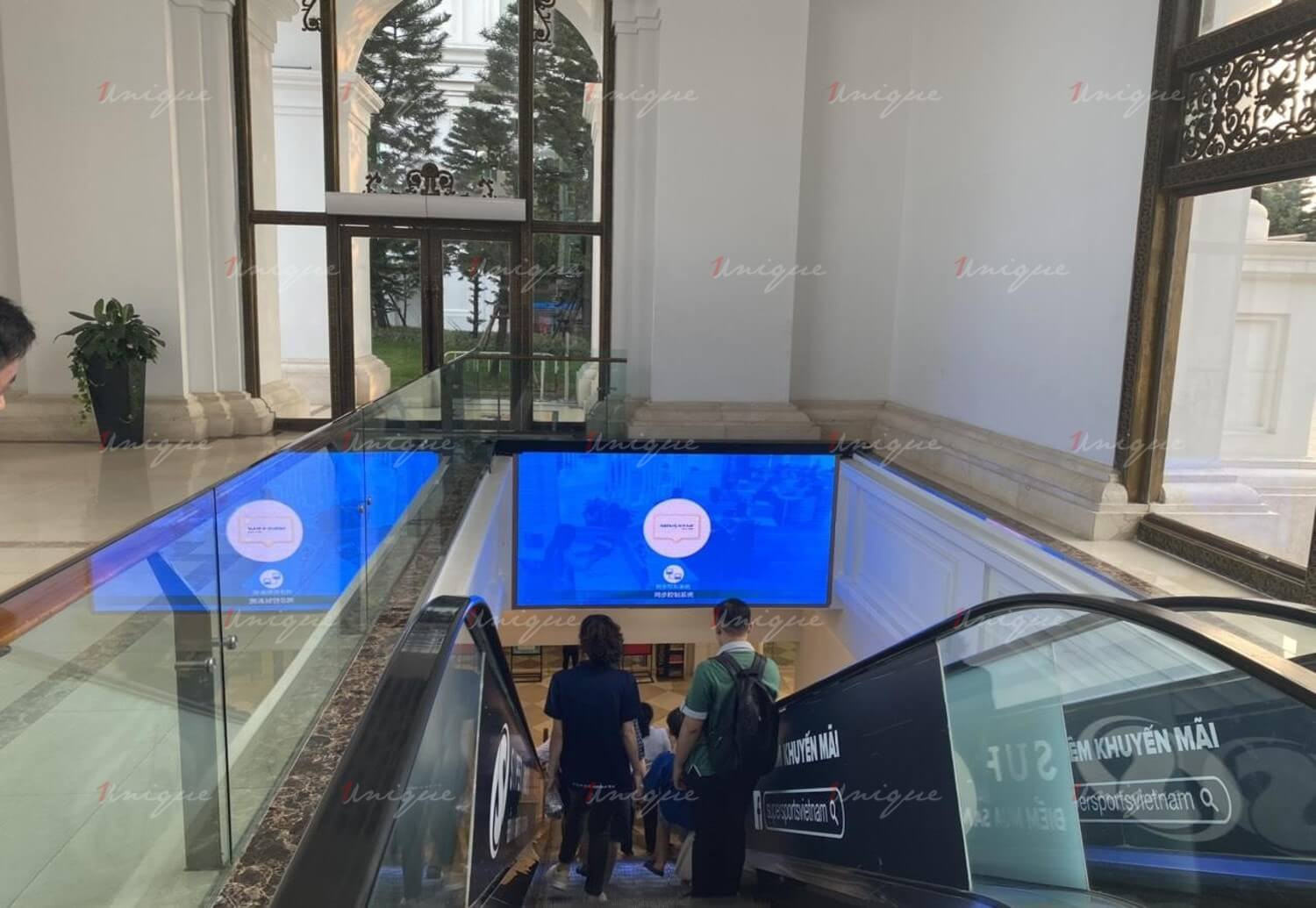 Hệ thống màn hình LED hiện đại tại Vincom Mega Mall Royal City Hà Nội hiển thị quảng cáo