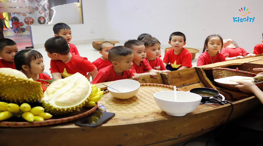 Hình ảnh các bạn nhỏ vui chơi và khám phá tại KizCiti với nhiều trò chơi khác nhau